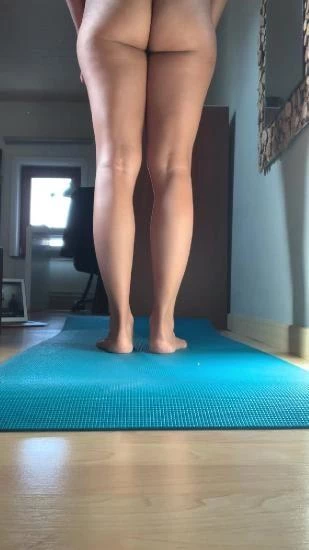 Morning yoga with kinkycat [2024/1080x1920]