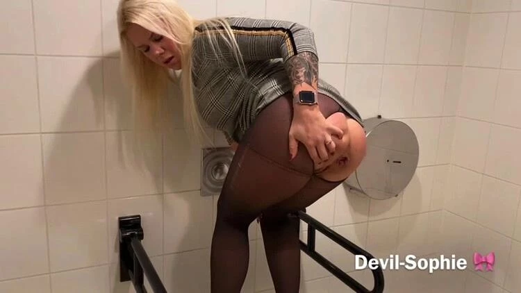 Devil Sophie - Fastfood piglets - really messed up the fast food toilet shit [2024/FullHD]