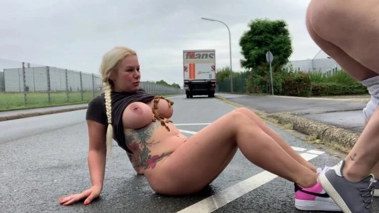 Devil Sophie - Hungry for sports - please shit me really full - Public on the roadside [2024/FullHD]